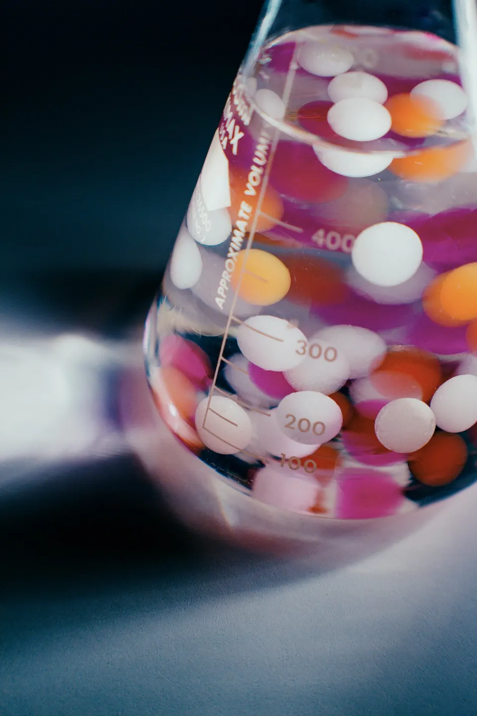 Bunte Kugeln als Symbol für Experimente und Wissen